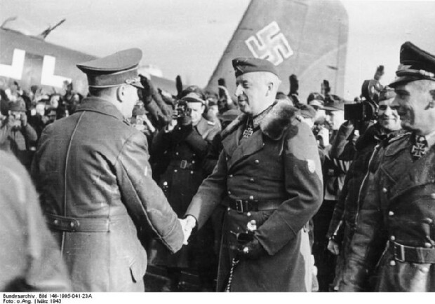 Встреча Гитлера с фельдмаршалом фон Манштейном, состоявшаяся в феврале 1942г. в г.Запорожье.
Фото savok.name