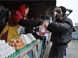 К великому празднику цена за десяток яиц перевалит за червонец.
Фото kp.ua.