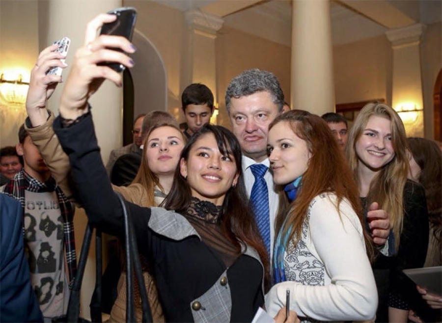 Новость - События - Опровергатор Vgorode: правда ли, что Порошенко сложил губы "уточкой" во время селфи со студентками