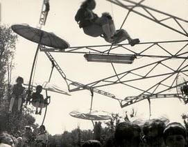 В "Дубовой роще" появились первые атракционы.
Фото retro.zp.ua.