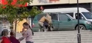 В Запорожье люди в военной форме пытались затолкать мужчину в авто: в ТЦК прокомментировали видео