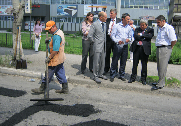 Мэр проверил запорожские дороги.
Фото vgorode.ua