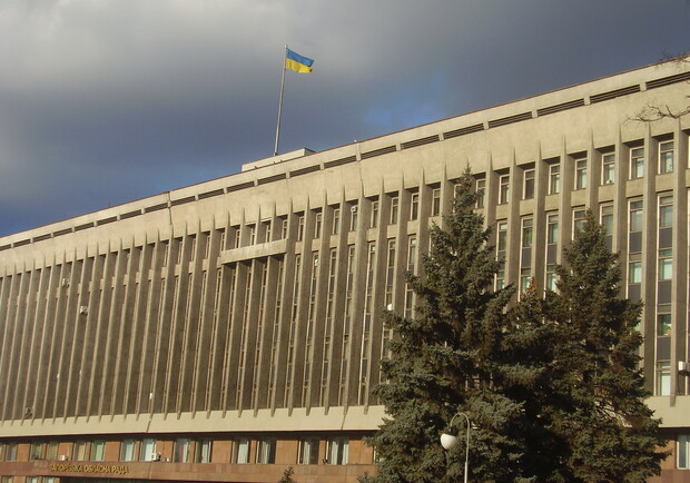 Здание облгосадминистрации окружили  вооруженные люди в масках.
Фото vgorode.ua.