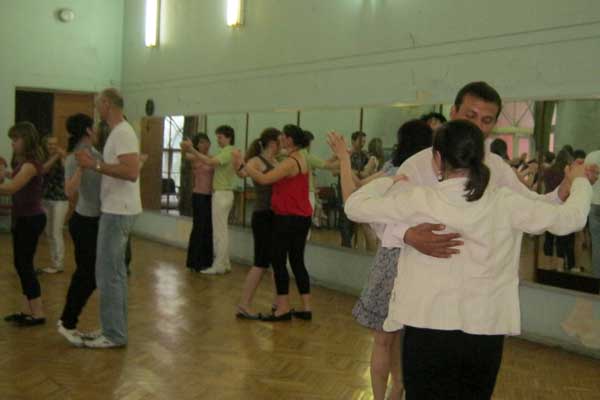 Специально перед балом для запорожцев проводят мастер-классы по танцам. Фото Vgorode.ua.