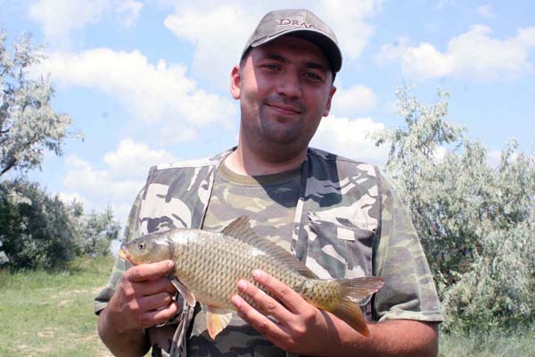Запорожские журналисты ловили "золотую" рыбку.
Фото vgorode.ua