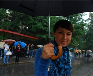 Запорожцы дождя не боятся и ходят без зонтиков. Фото Kp.ua.