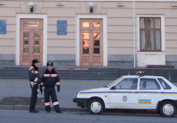 ГАИшники будут контролировать движение на плотине. Фото vgorode.ua