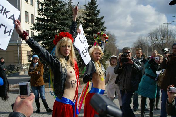 Запорожские кандидатки в FEMENки оказались скромняжками. Фото Vgorode.ua.