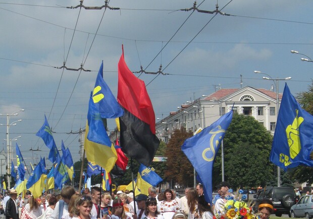 В Запорожье прошло торжественное шествие. Фото vgorode.ua