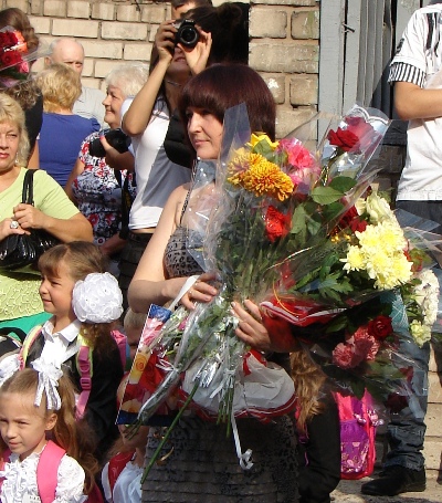 Учителя сегодня "утопали" в цветах. Фото vgorode.ua