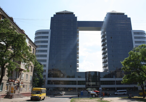 Запорожцы скромно называют отель "близнецами". Фото business-news.kiev.ua