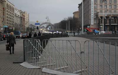 Майдан сегодня защищен от людей. Фото vgorode.ua