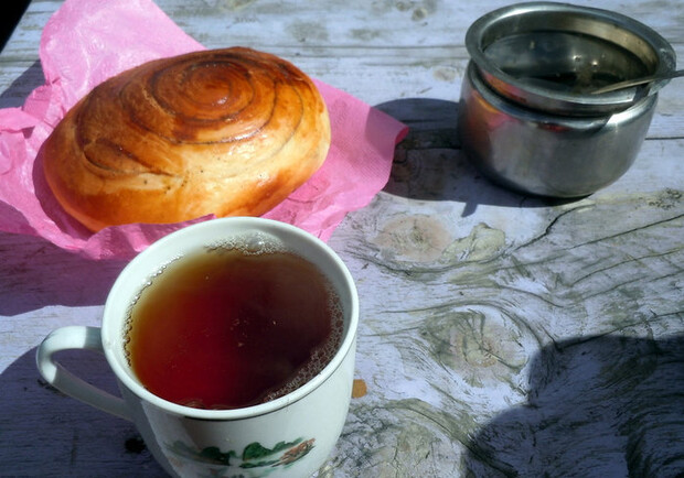 Чай и булочка - такие обеды токмакским детям поставновили местные власти. 