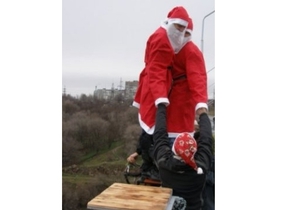 Деды Морозы прыгнули с сорокаметрового моста. Фото: rope.com.ua