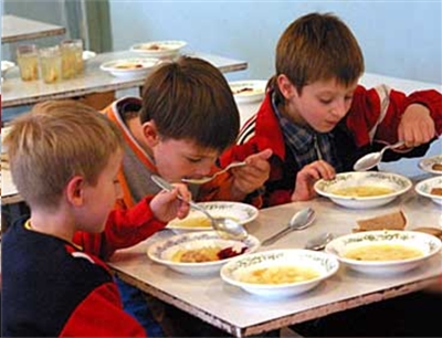 Детей кормят "золотыми" продуктами. Фото nachalka.info