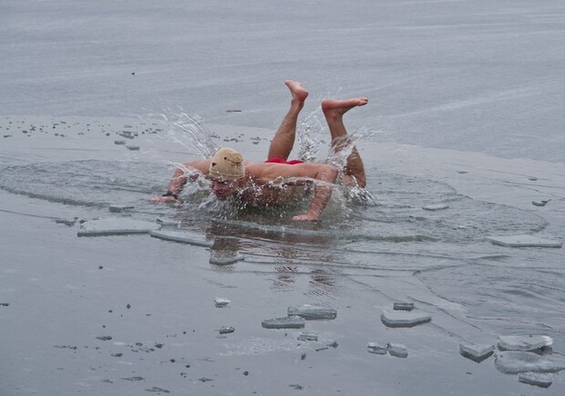 Молодой человек намерен переплыть Днепр. Фото из личного архива