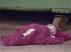 Младенец лежал в мусорке. Фото vg-news.ru