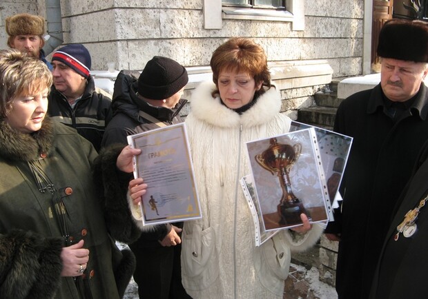 Ольга Демина демонстрирует награды своих сыновей. Архивное фото.