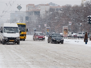 Из-за плохой погоды водители осторожничают, так что аварий в городе не много. Фото: Павел ВЕСЕЛКОВ.