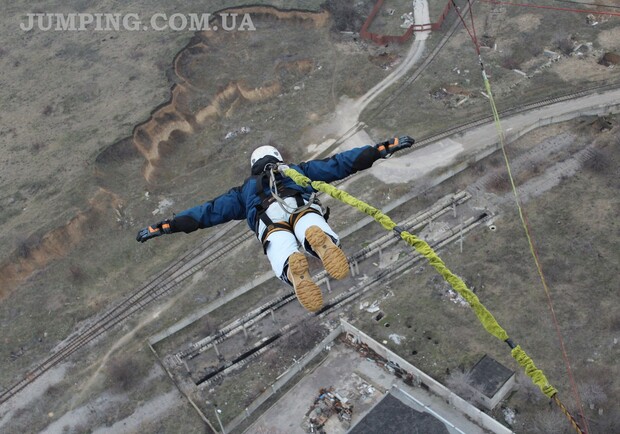 Новость - Спорт - Запорожские экстремалы сигают вниз со 126-метровой высоты