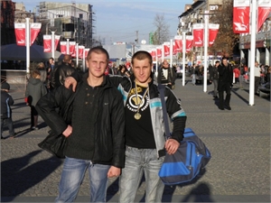 Александр Ильченко (слева) до сих пор не может оправиться после смерти друга Сергея Омельяненко (справа). Фото из личного архива Семьи Омельяненко