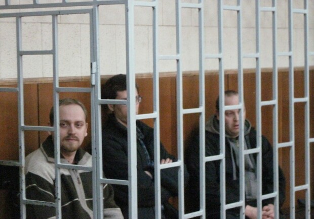 Антон Харитонов (первый слева) - сегодня в Жовтневом районном суде.