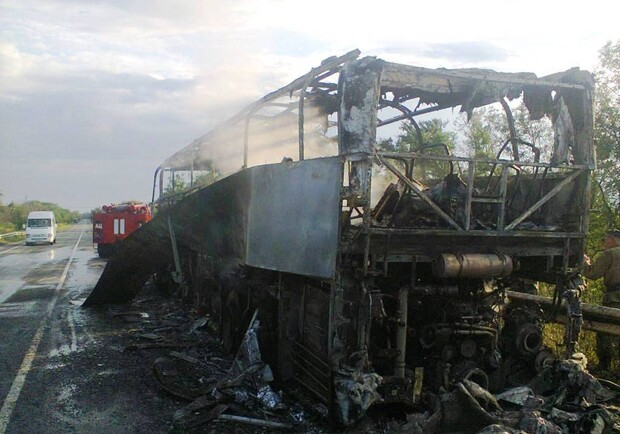Новость - События - На запорожской трассе сгорел дотла автобус, в котором находились 19 человек