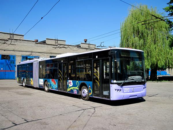 Городские власти решили приобрести 30 новых троллейбусов и 60 автобусов средней вместимости. Фото: Дмитрий Ягодкин 