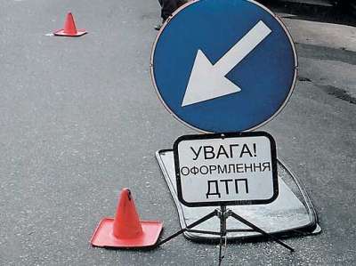 В аварии один человек погиб, двоих увезли в больницу. Фото: iz.com.ua