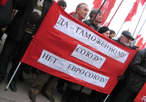 Один из участников митинга. Фото Константина Кулакова.