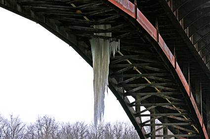 Новость - Досуг и еда - В Запорожье появился огромный ледяной "сталактит"