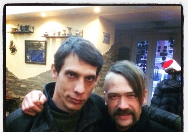 Анатолий Пашинин (справа) после визита к "цирюльнику" лишился бороды и части растительности на голове. Фото: Виталий Дзюба