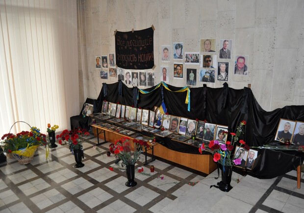Новость - События - Фотофакт: в холле ЗОГА поставили алтарь памяти погибших майдановцев