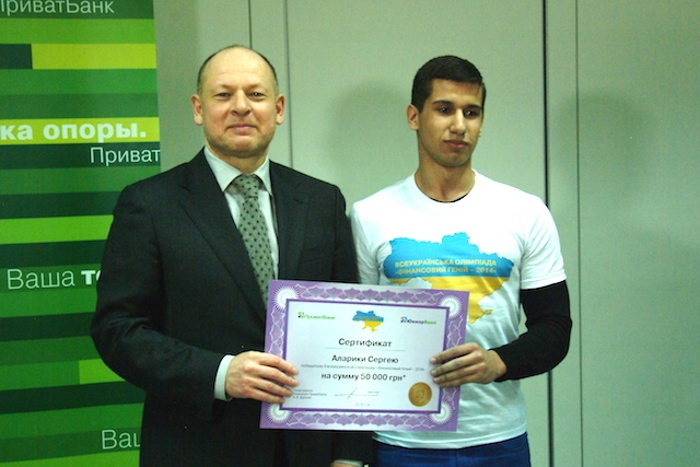 Сергей Алакири получает сертификат. Фото : пресс - служба ПриватБанка