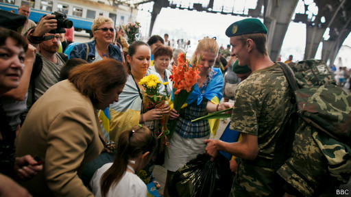 Военных из зоны АТО встречали с цветами и аплодисментами. Фото ВВС