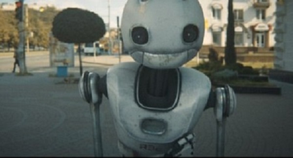 Новость - Досуг и еда - Когда Спилберг в отпуске: По городу гулял брошенный робот