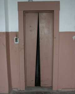 Лифты города нуждаются в срочном ремонте
Фото http://www.dom43.ru/