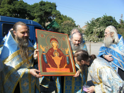 Иноки получили копию чудотворной иконы Богородицы.
Фото http://www.savva.org.ua
