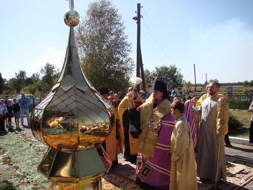 Епископ Иосиф освятил купол для храма.
Фото hram.zp.ua