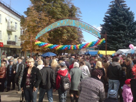 На крупнейшем базаре можно будет отовариться на славу.
Фото http://img-kiev.fotki.yandex.ru