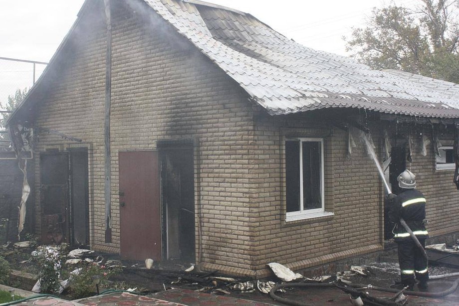 Новость - События - В пожаре на Осипенковском чуть не взорвался частный дом