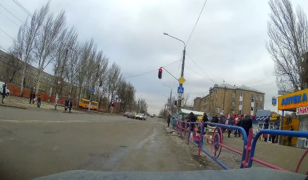 Новость - События - Смотри видео: на Шевченковском легковушка на высокой скорости чуть не сбила пешеходов