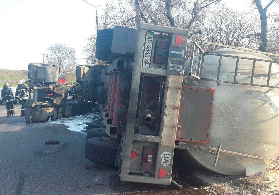 Новость - События - Авария на Набережной: перевернулся грузовик с пивными дрожжами