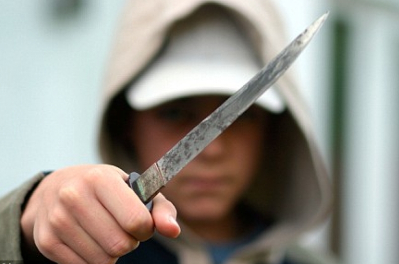 Новость - События - Разборки на районе: неизвестные с ножом накинулись на парня на Бабурке