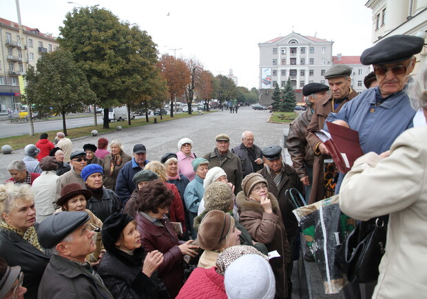 Пенсионеры собрались перед зданием городского совета
Фото автора
