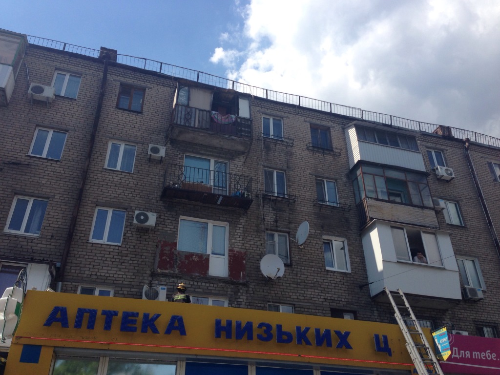 Новость - События - Полный провал: на Профсоюзов на аптеку обрушился балкон