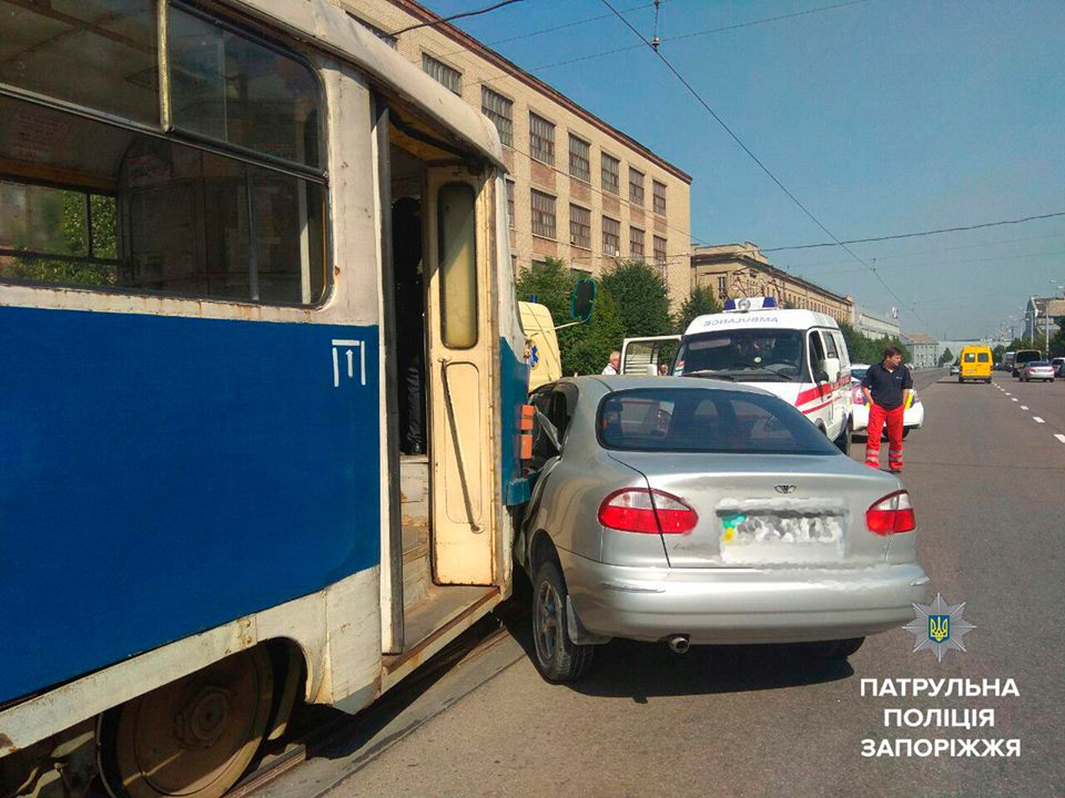 Новость - События - ДТП у вокзала Запорожья: трамвай протаранил легковой автомобиль