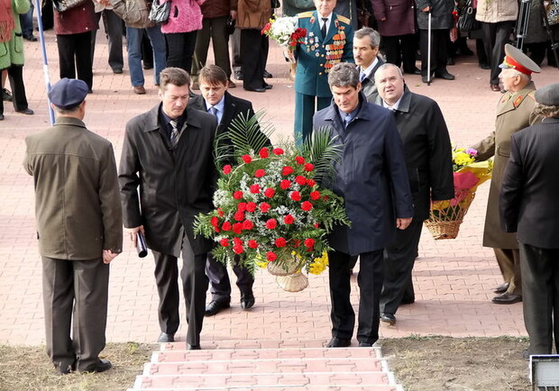 Руководители города и области возложили к монументу цветы 
Фото http://www.zoda.gov.ua/
