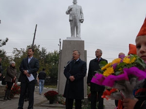 На открытие памятника приехал главный коммунист страны Петр Симоненко. Фото Ирины МАКУШИНСКОЙ.