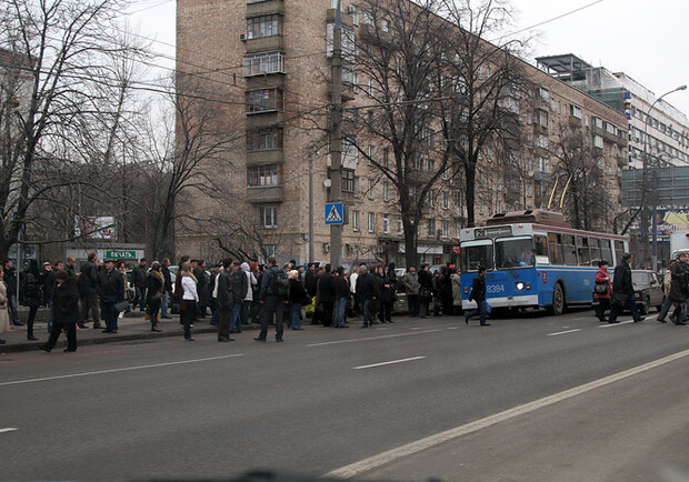 Пассажиры тщетно пытаются уехать
Фото http://img0.liveinternet.ru